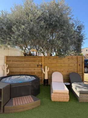 La Cabane de L'Olivier - Suite cosy avec jacuzzi & home cinéma